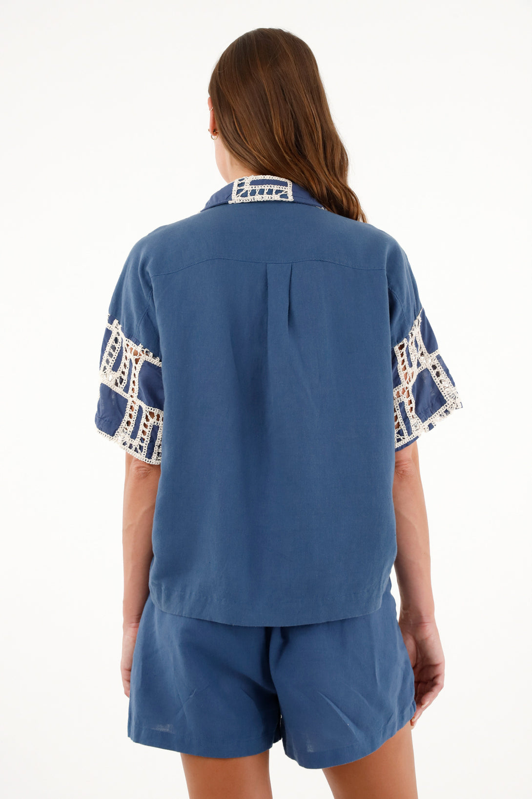 Camisa con detalles tejidos azul para mujer