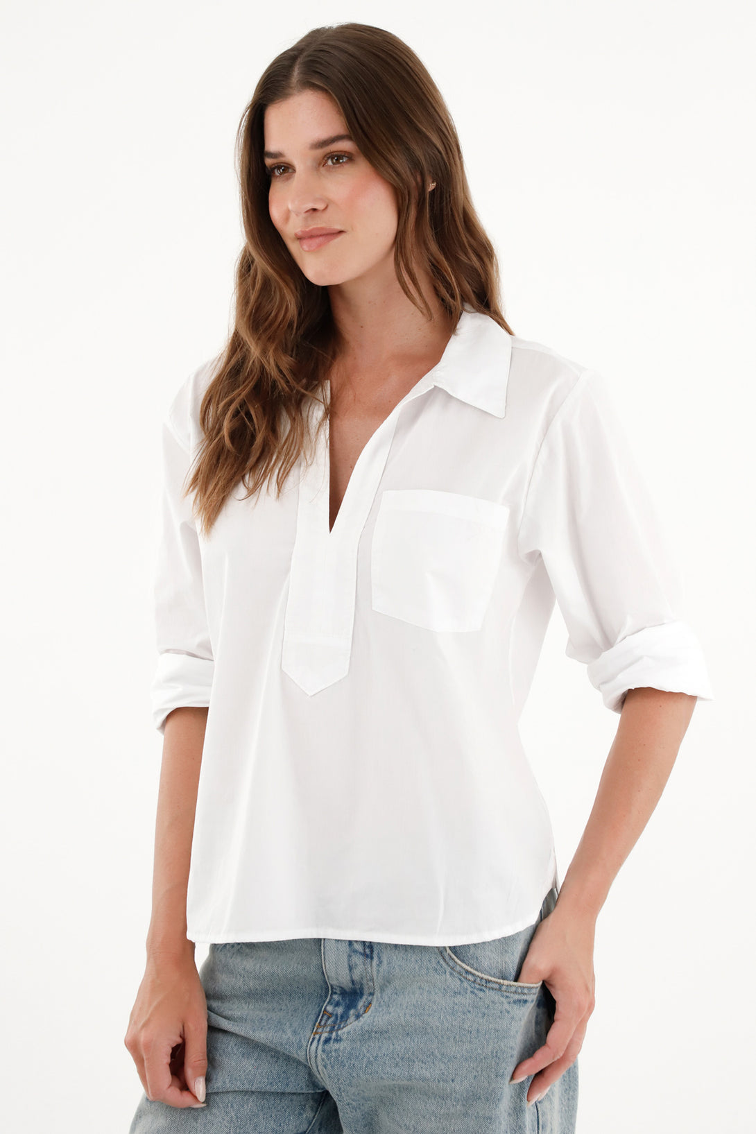 Camisa blanca con bolsillo delantero para mujer