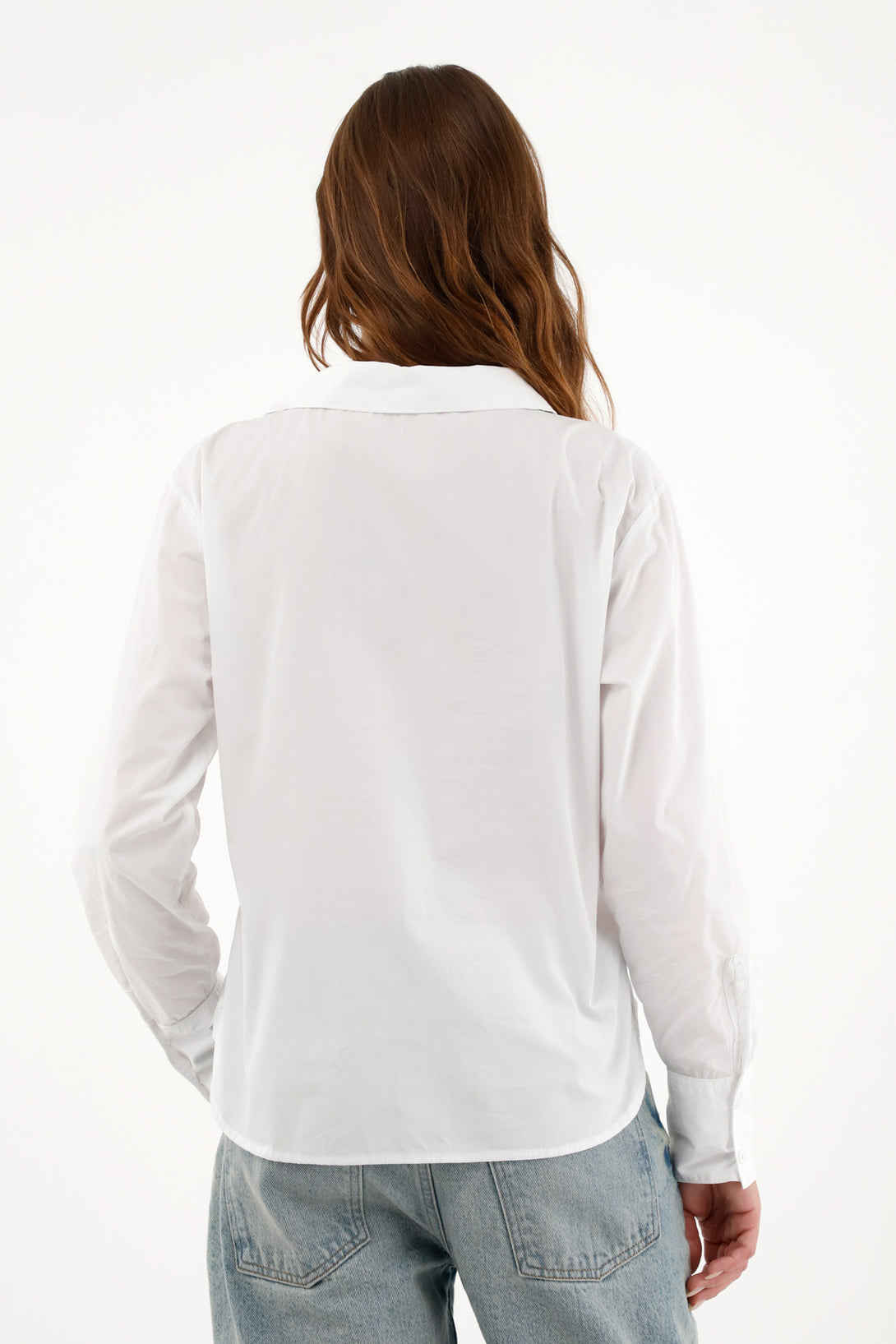 Camisa blanca con bolsillo delantero para mujer