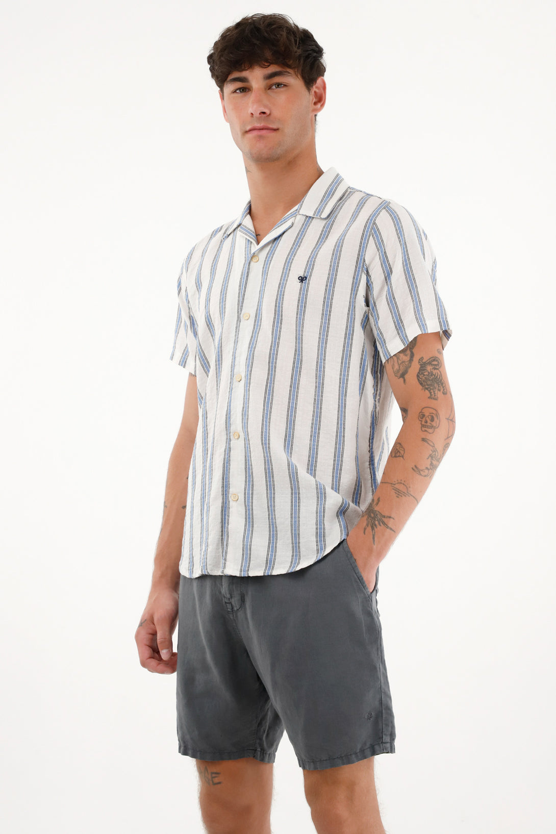 Camisa azul con diseño a rayas para hombre