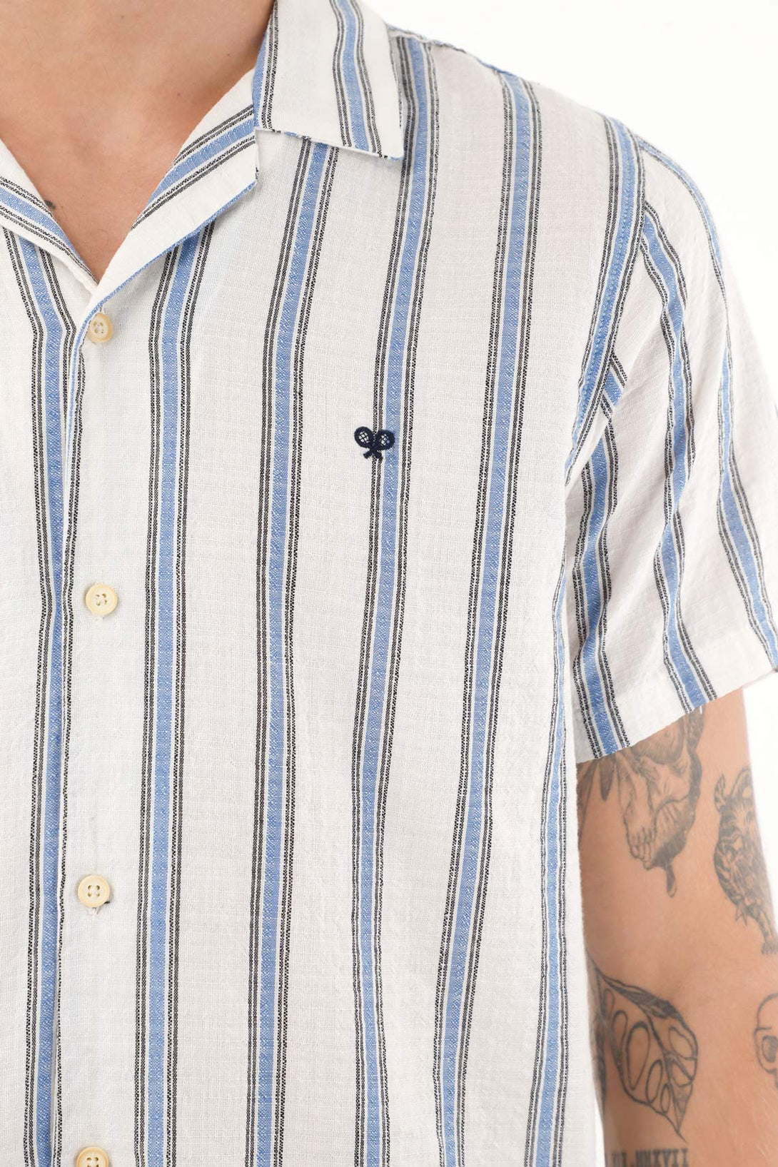 Camisa azul con diseño a rayas para hombre