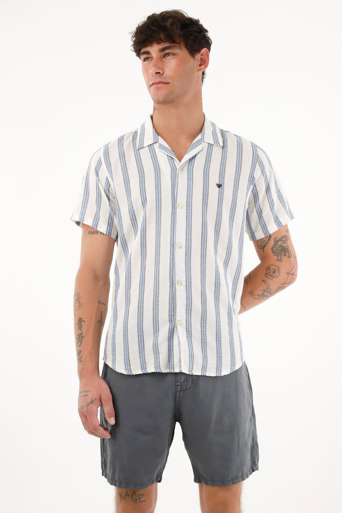 Camisa azul con diseño a rayas para hombre