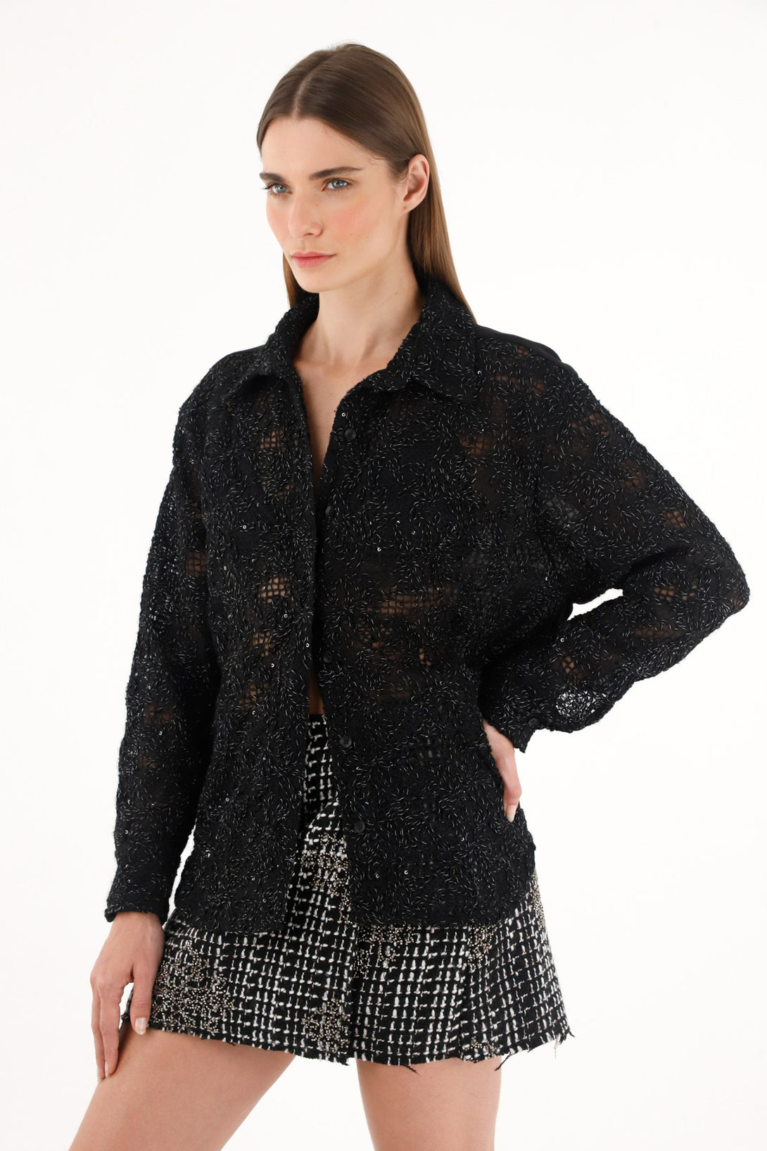 Camisa negra con detalles brillantes para mujer