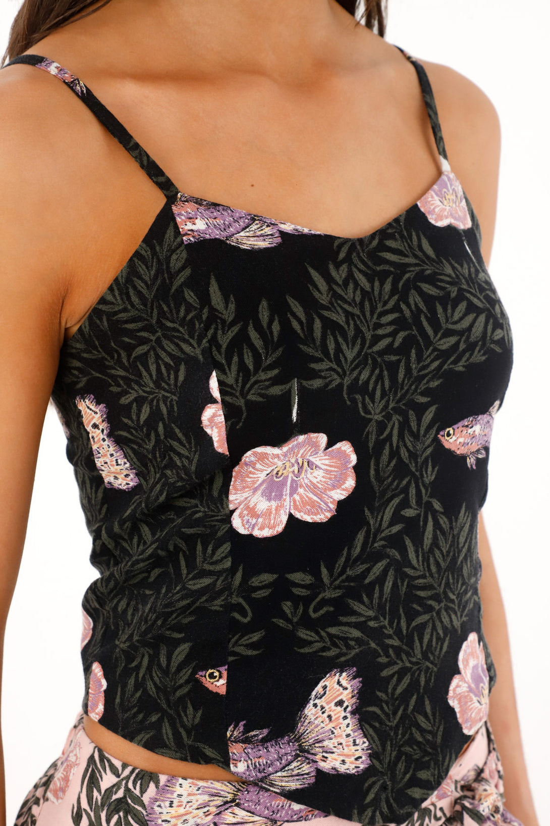 Camisa tipo crop top negra estampada para mujer