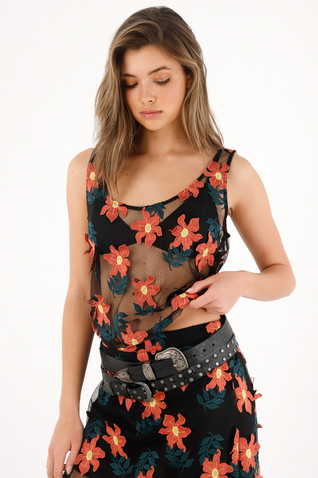 Women's sleeveless shirt with 3D flower appliquÃ©s