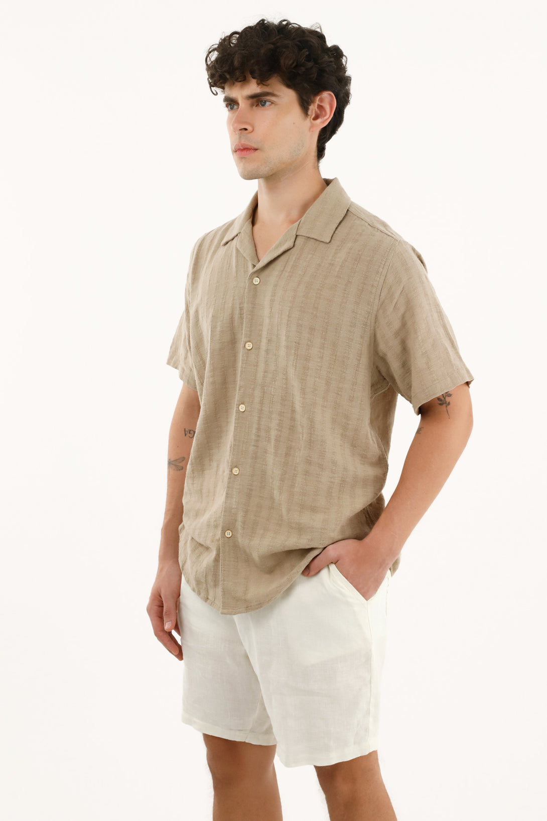 Camisa café tipo bowling manga corta para hombre