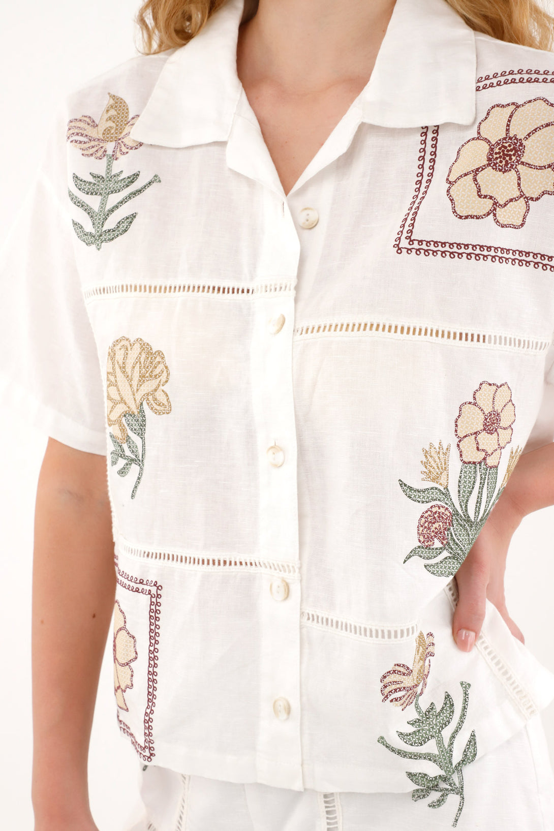 Women's short sleeve shirt with localized prints.