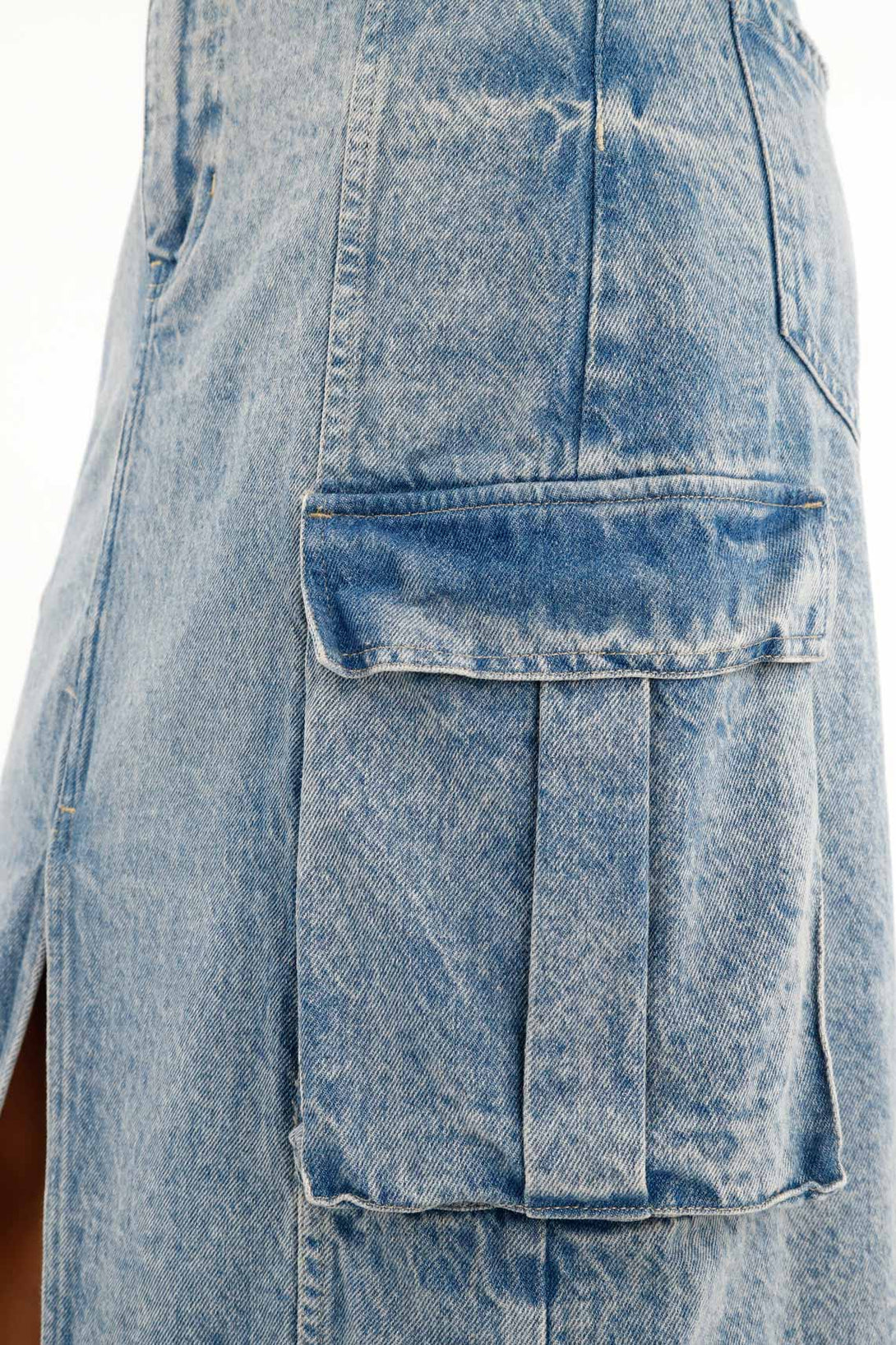 Falda azul denim con bolsillos cargo para mujer