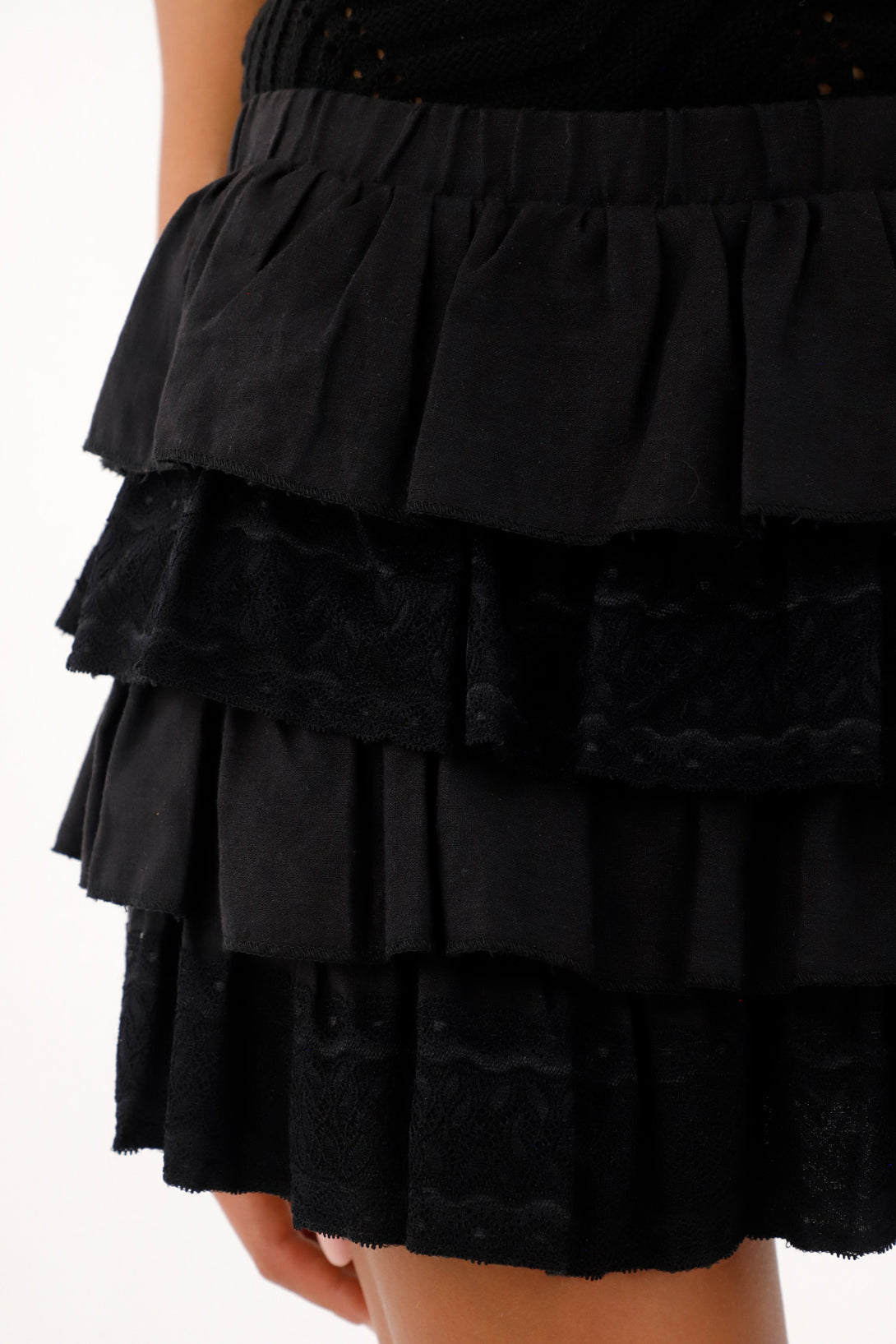 Women's black ruffled short skirt