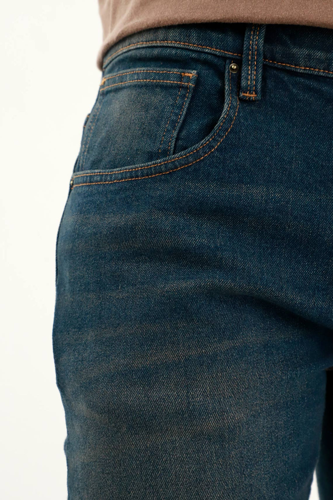 Jean azul tono oscuro para hombre