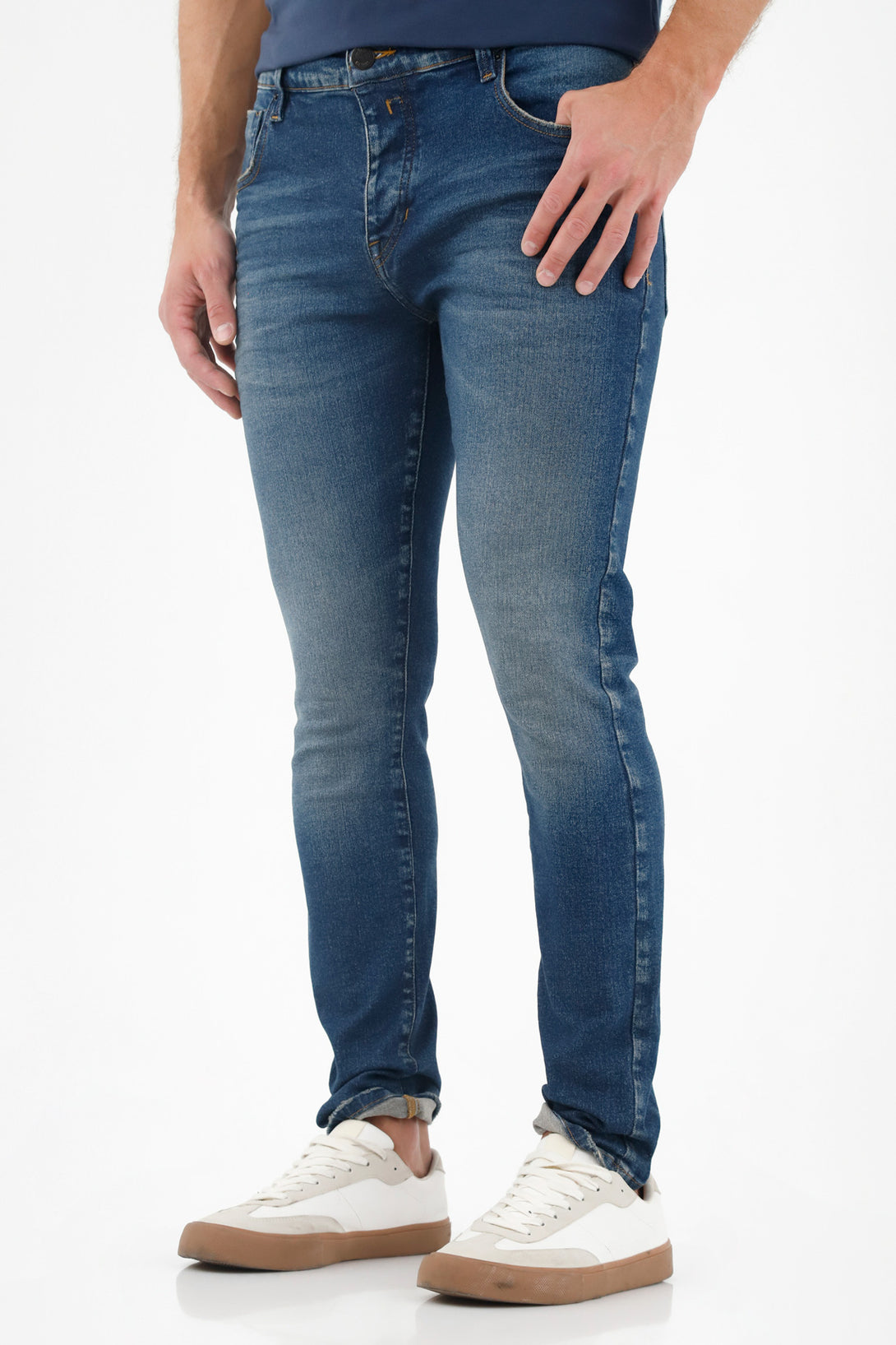 Jean azul tono medio para hombre