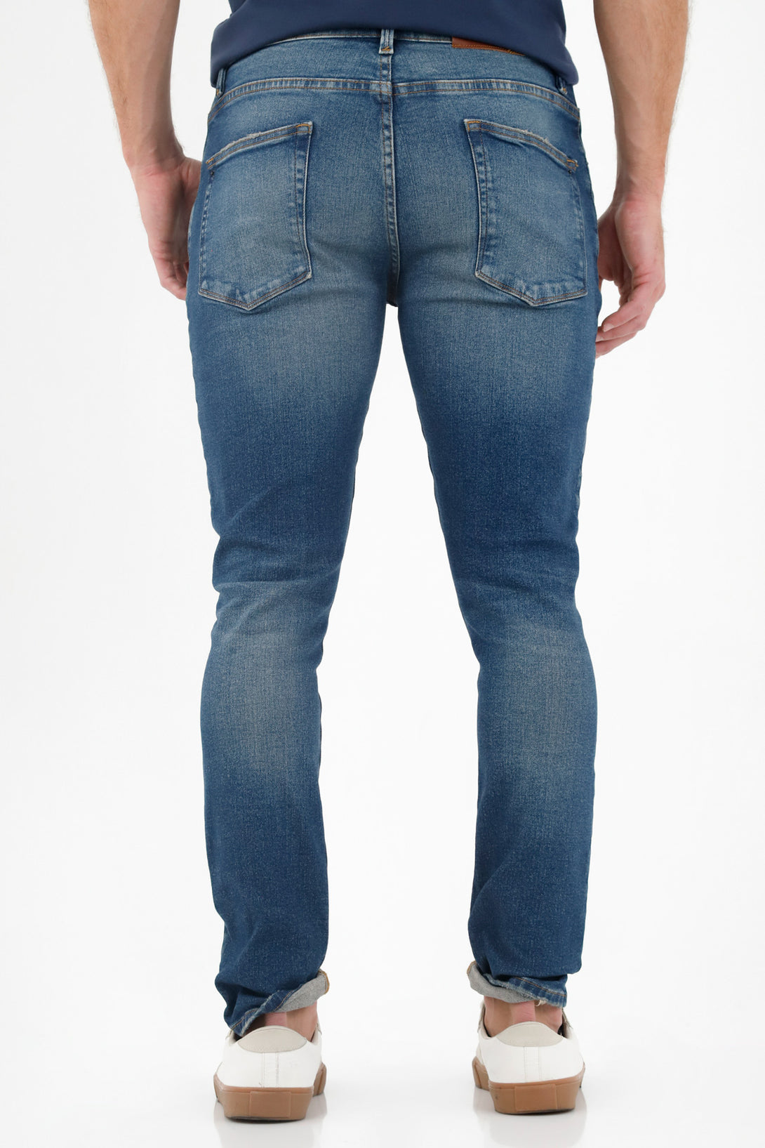 Jean azul tono medio para hombre