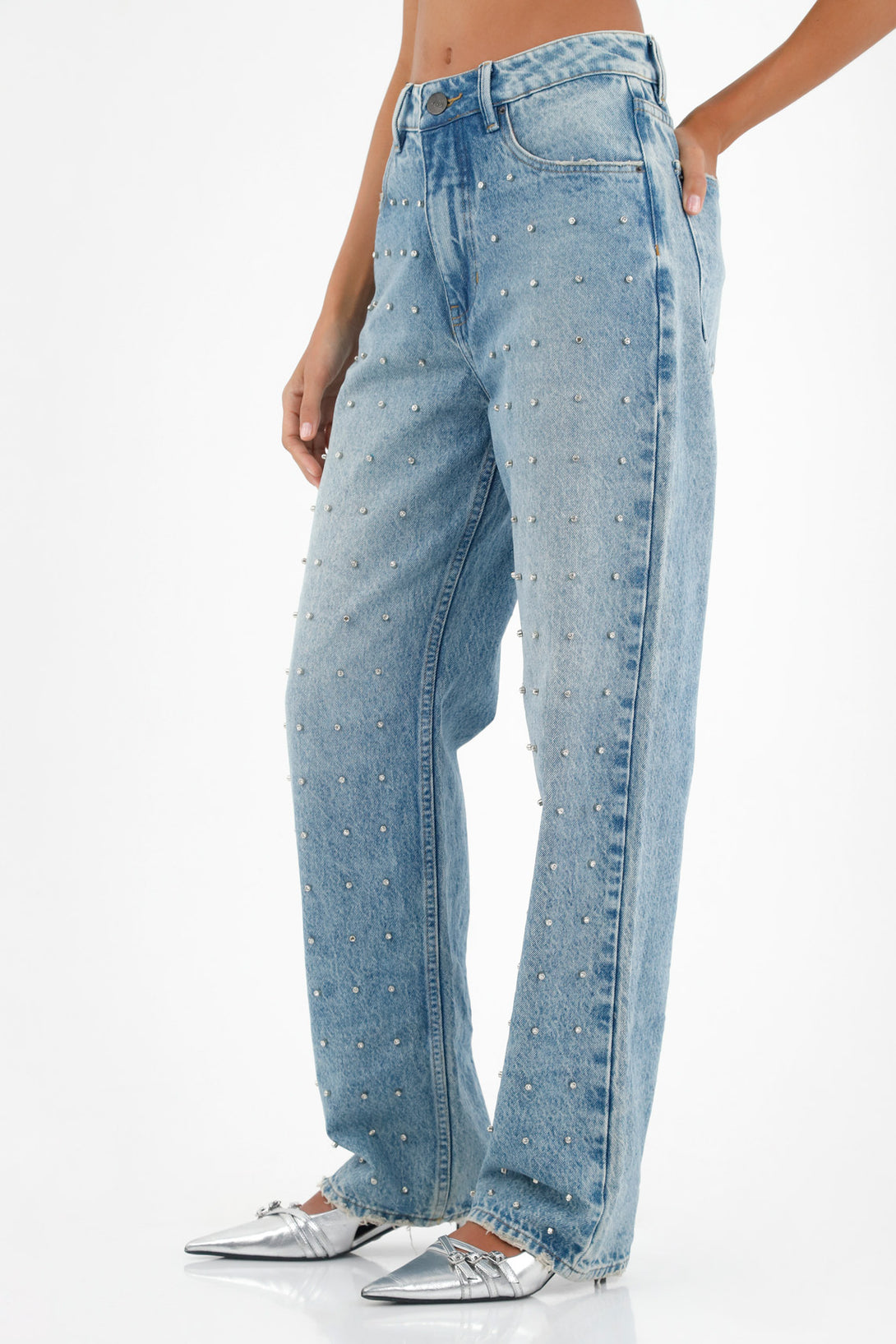 Jean azul con apliques decorativos para mujer