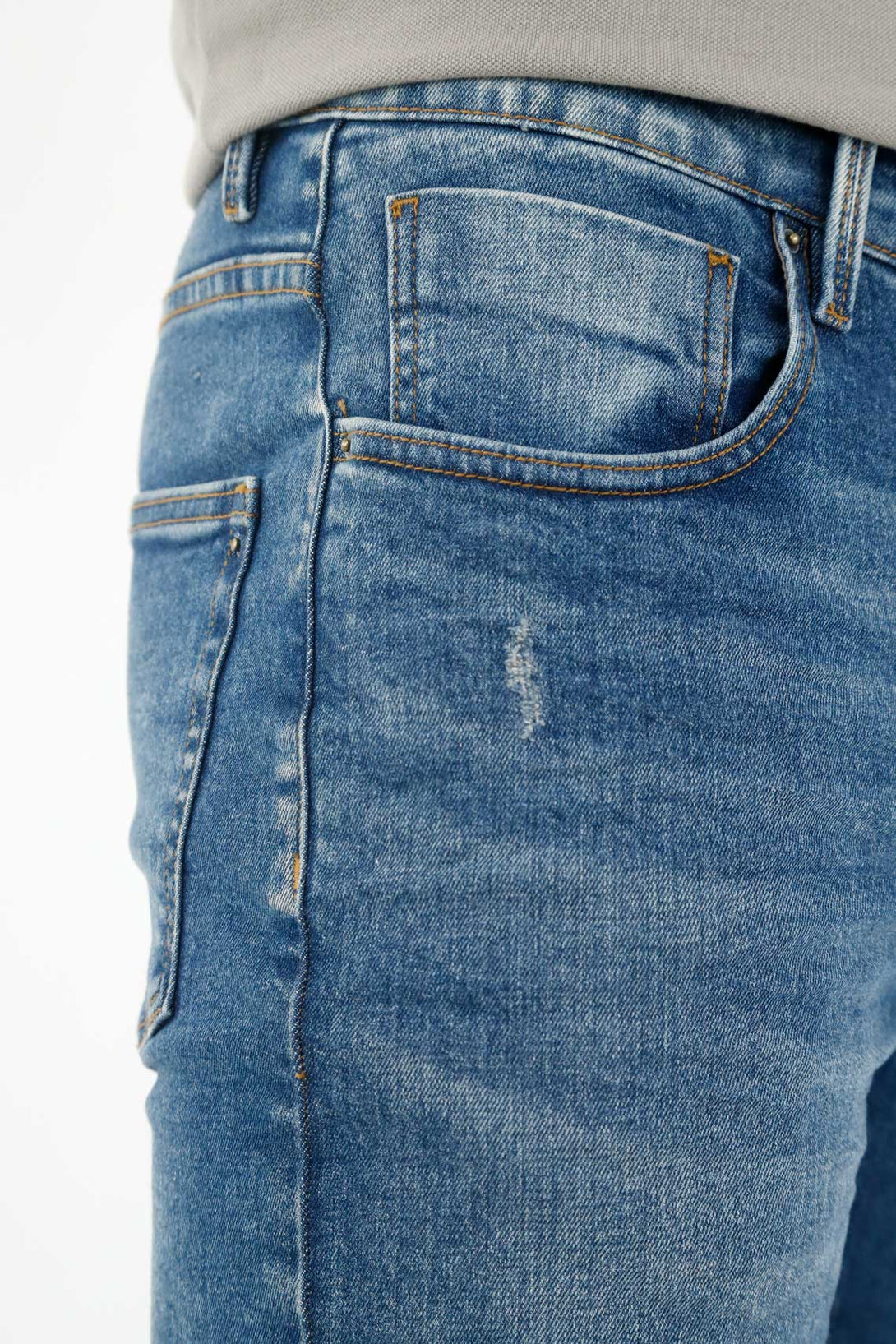 Jean azul tono medio para hombre