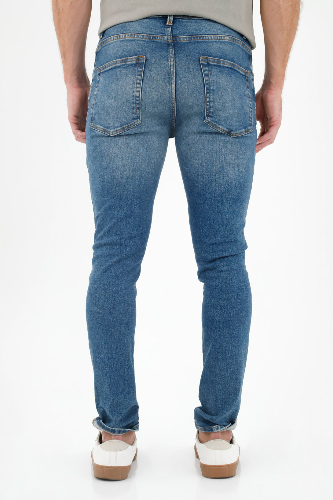 Jean azul tono medio para hombre