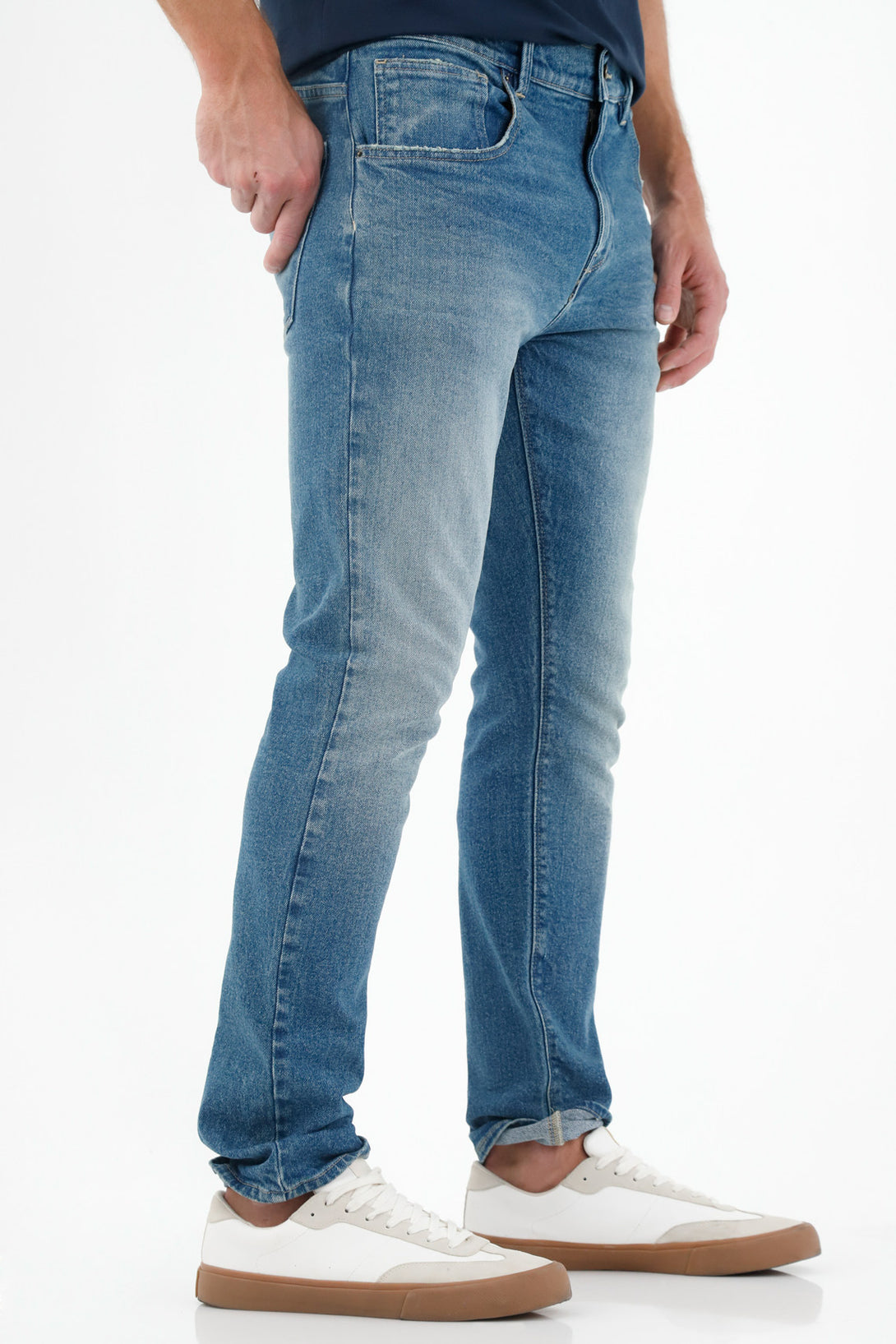 Jean azul tono medio para hombre