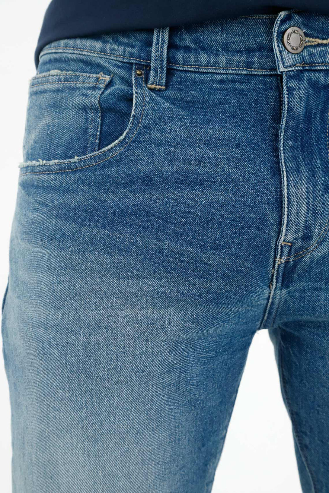 Jean azul tono medio para hombre