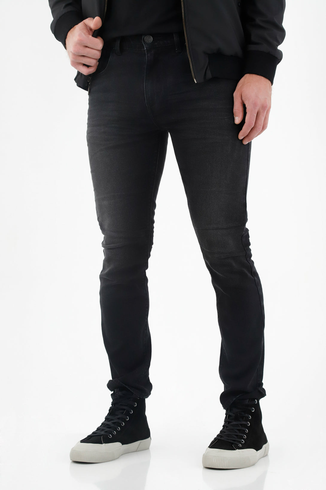 Jean en black denim para hombre