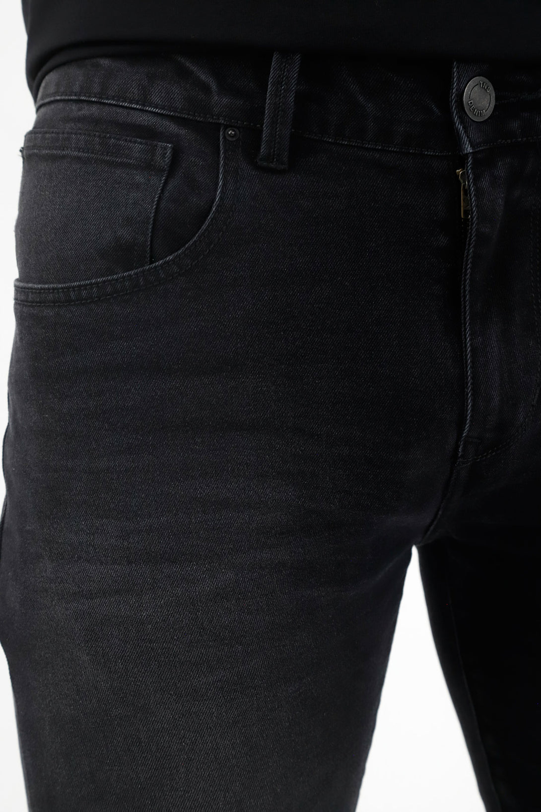 Jean en black denim para hombre