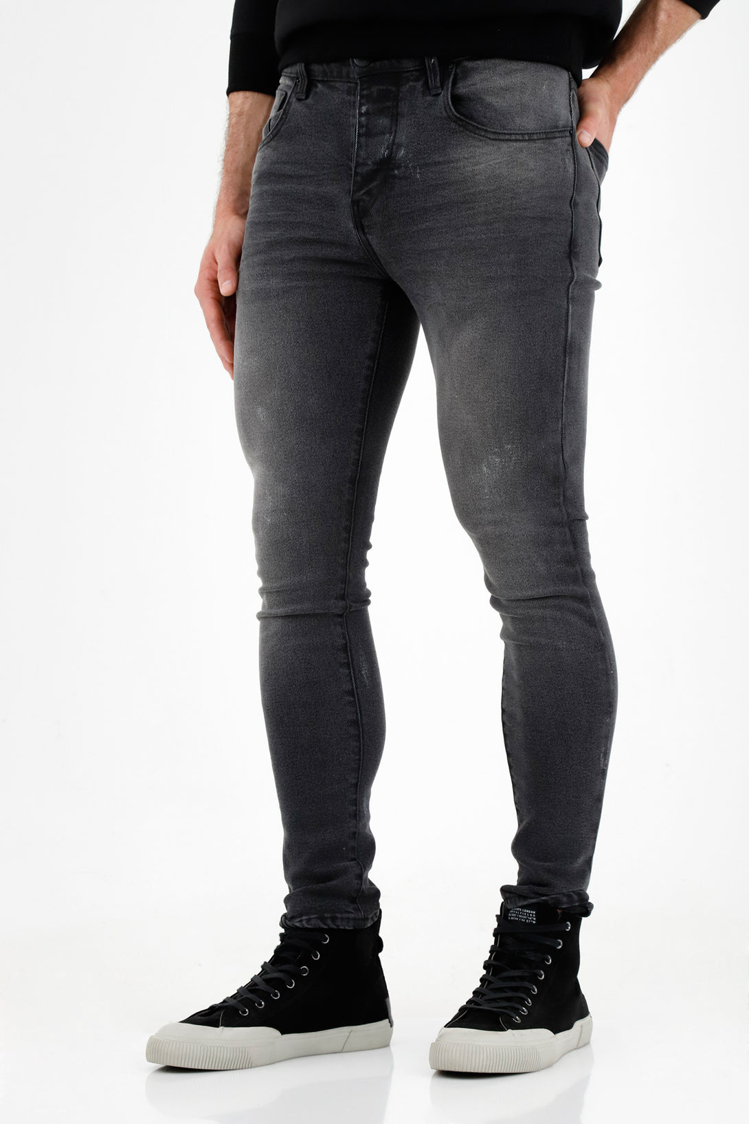 Jean en black denim para hombre