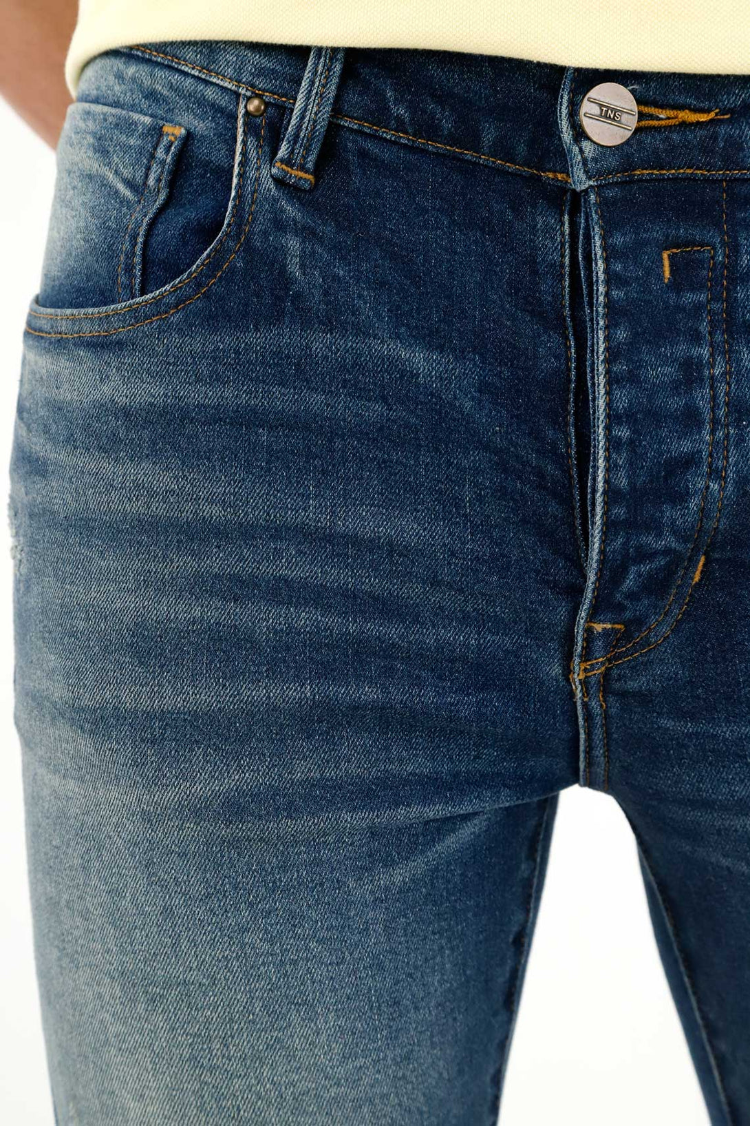 Jean azul con desgastes localizados para hombre