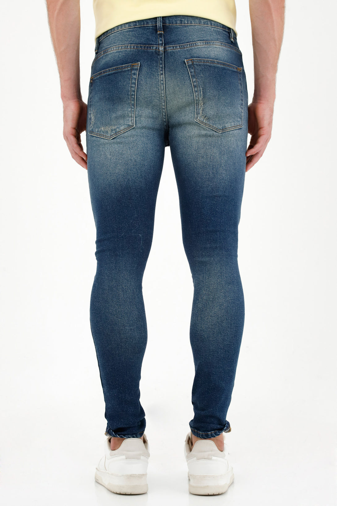 Jean azul con desgastes localizados para hombre