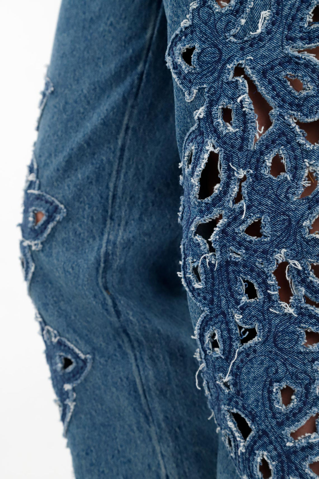 Jean Recto con bordados en denim para mujer