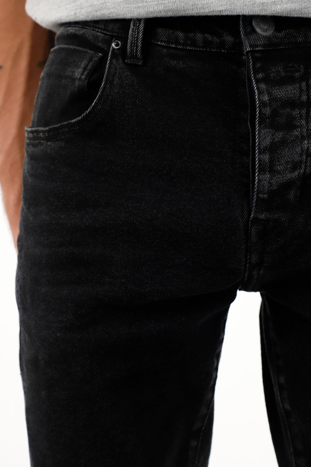 Jean Skinny negro tiro medio para hombre