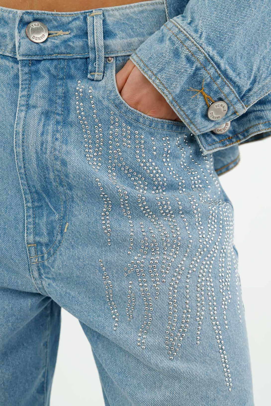 Jean azul con apliques en costado para mujer