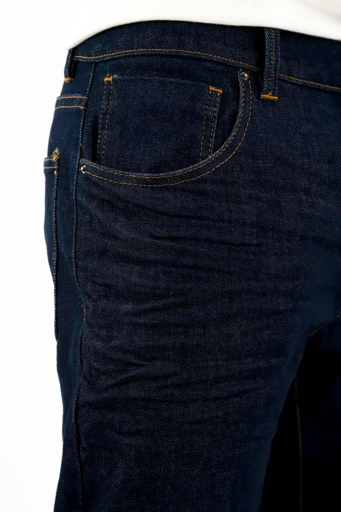 Jean azul en denim tono oscuro para hombre