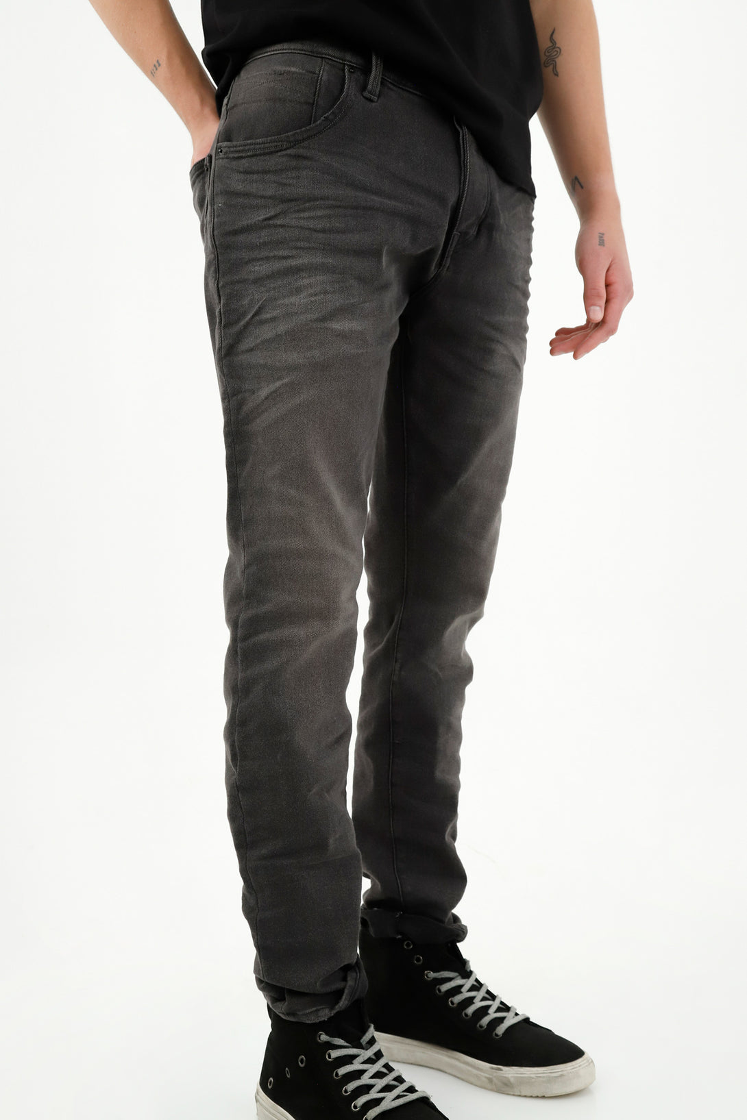 Jean negro con desgastes para hombre