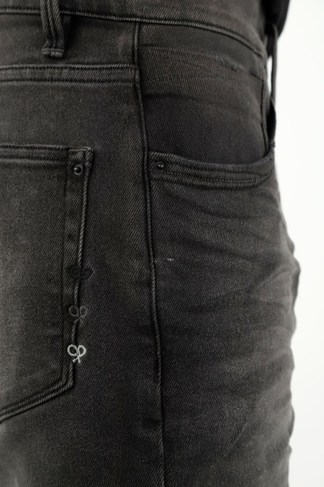 Jean negro con desgastes para hombre