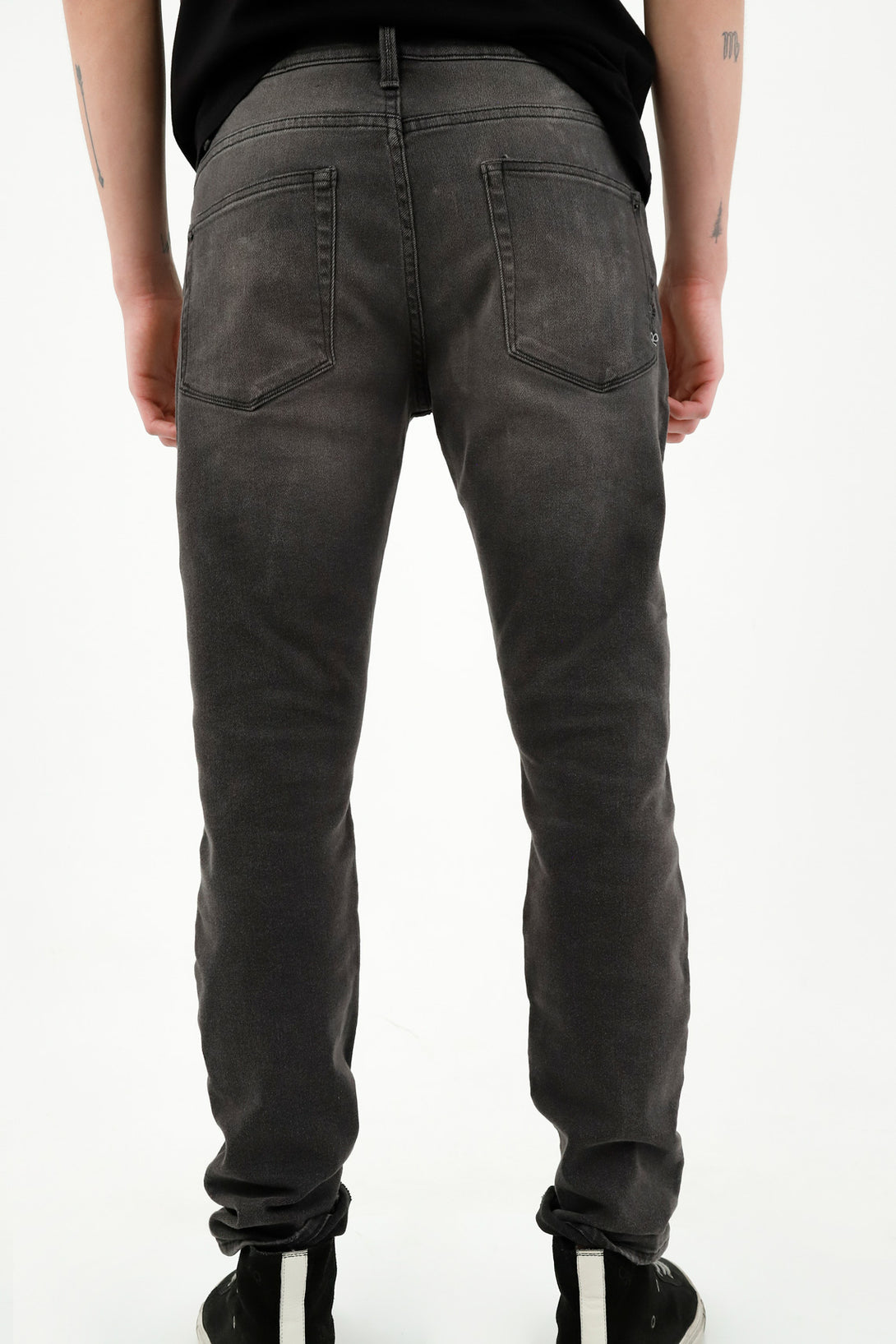 Jean negro con desgastes para hombre