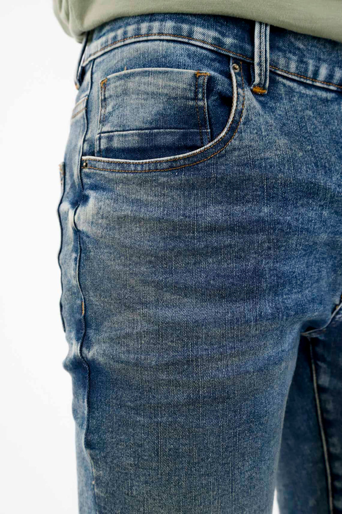 Jean azul tono medio para hombre