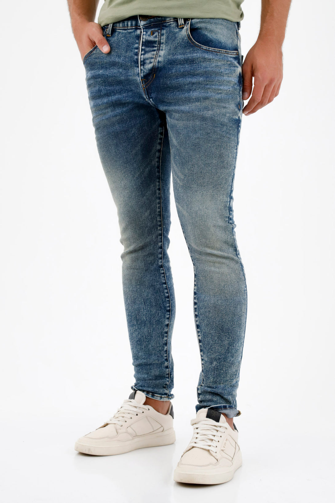 Jean azul tono medio para hombre