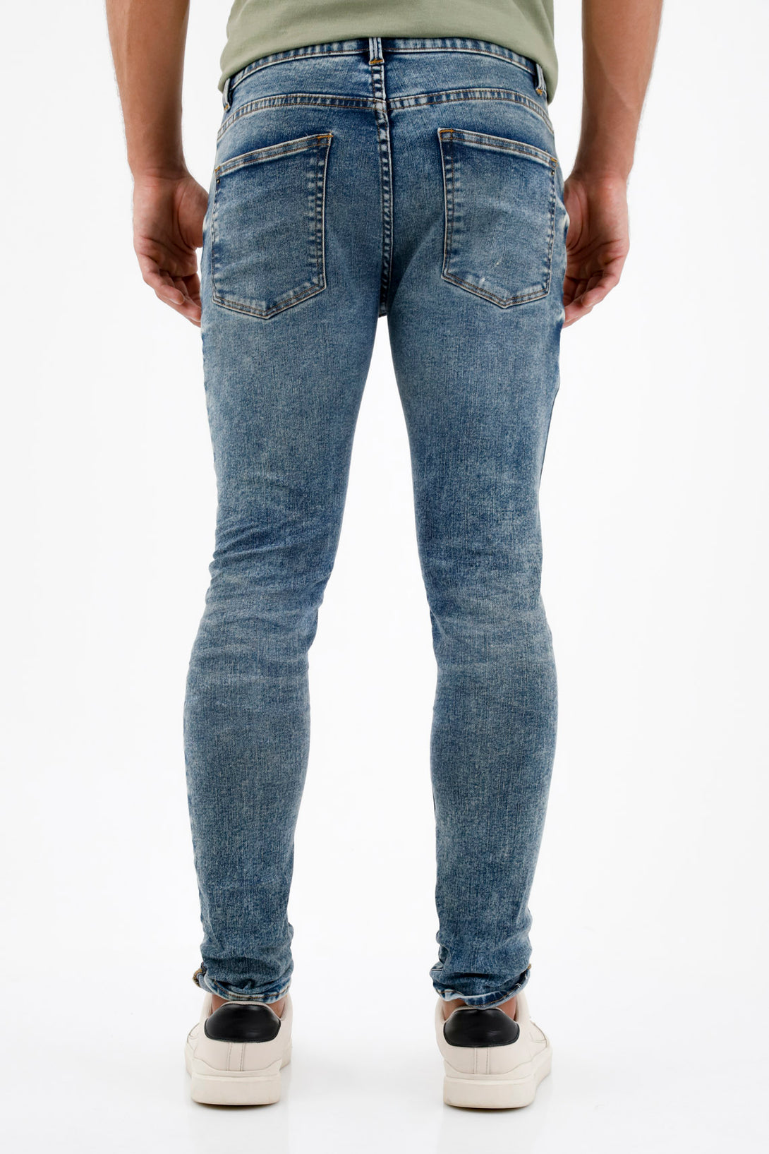 Jean azul tono medio para hombre