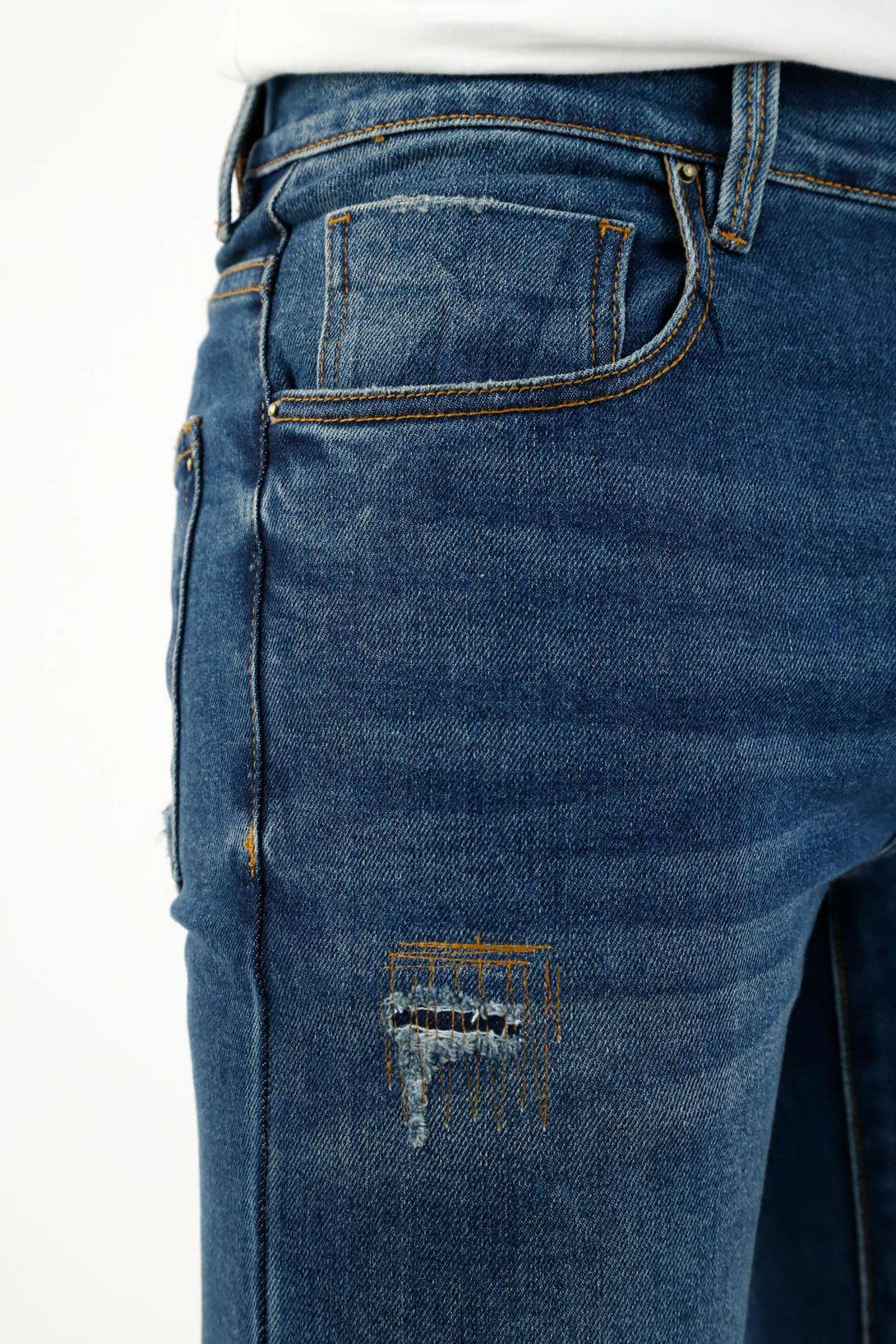 Jean azul con desgastes localizados para hombre