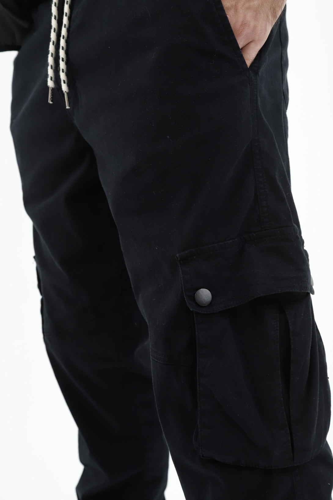 Pantalón negro tipo cargo para hombre