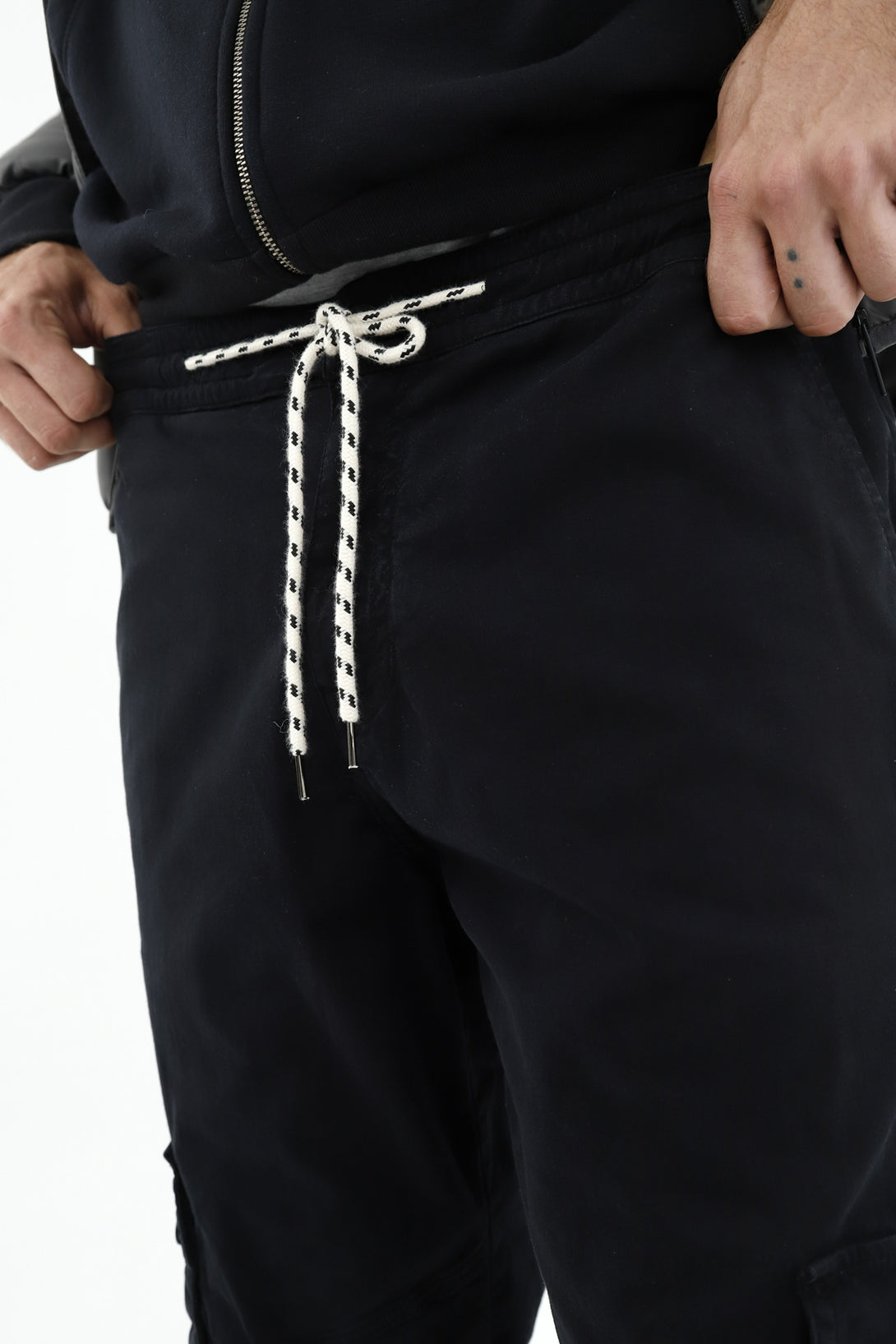 Pantalón negro tipo cargo para hombre