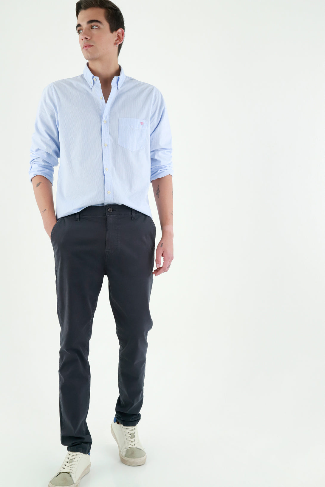 Pantalón gris tipo chino para hombre