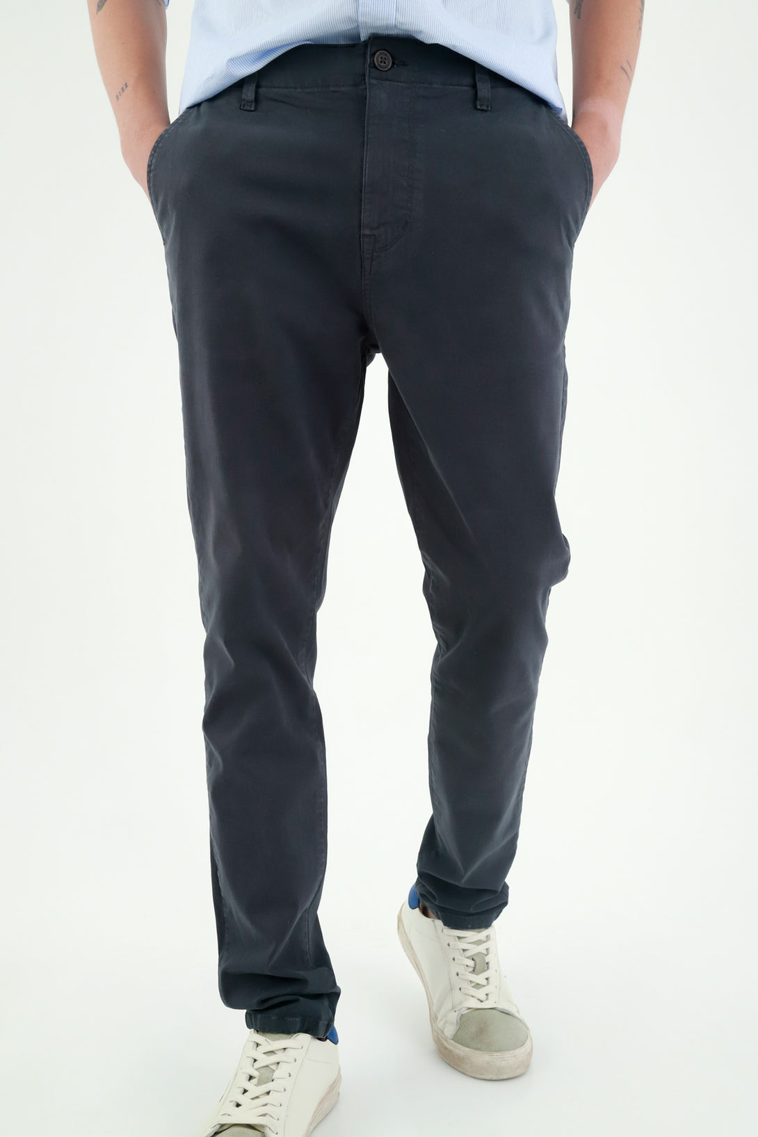 Pantalón gris tipo chino para hombre