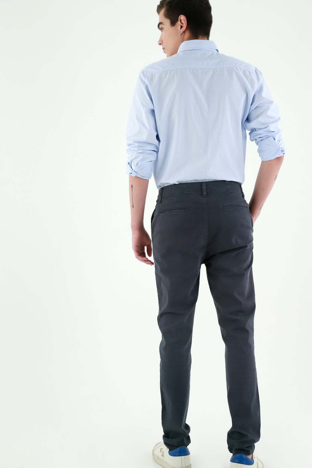 Pantalón gris tipo chino para hombre