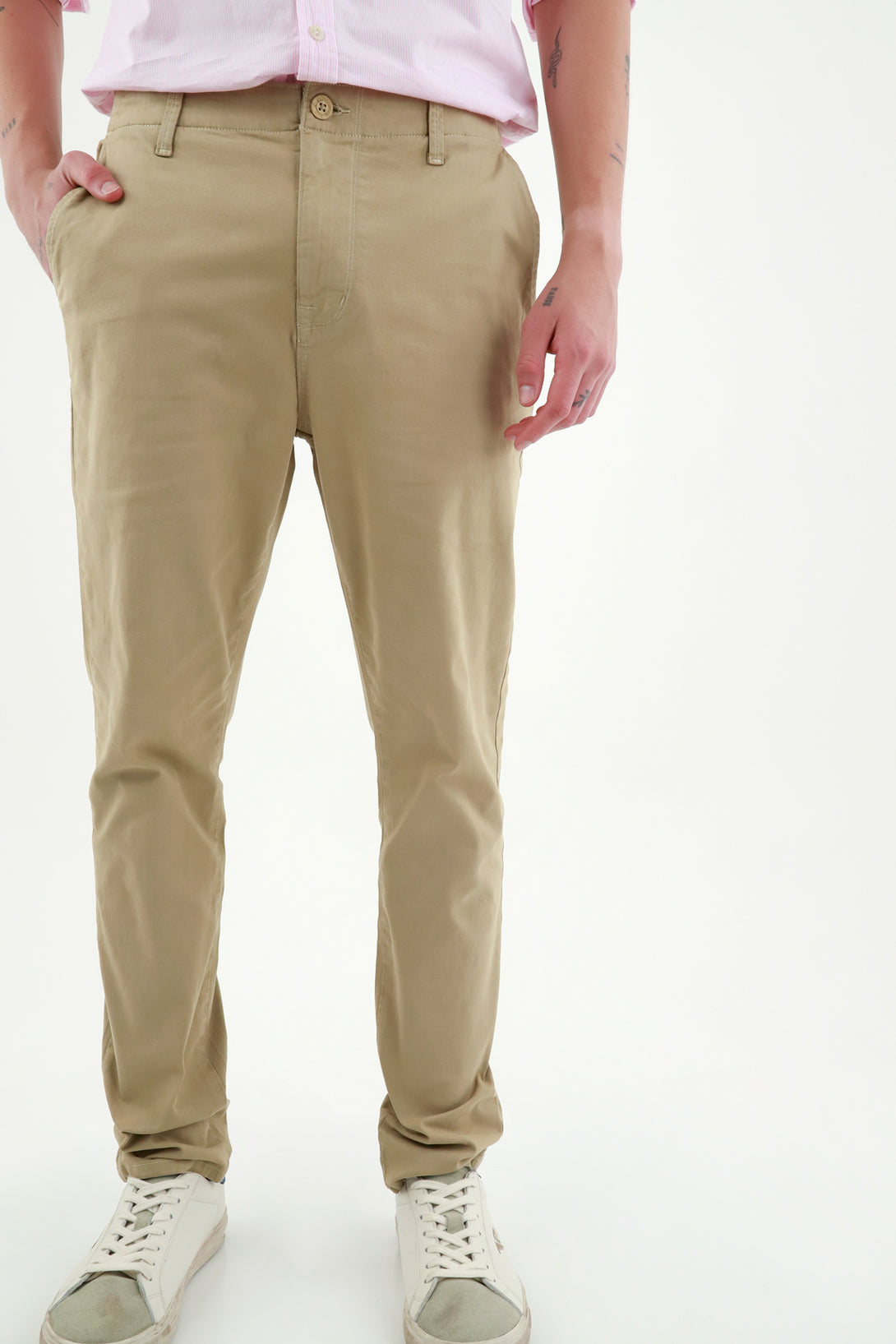 Pantalón café tipo chino para hombre