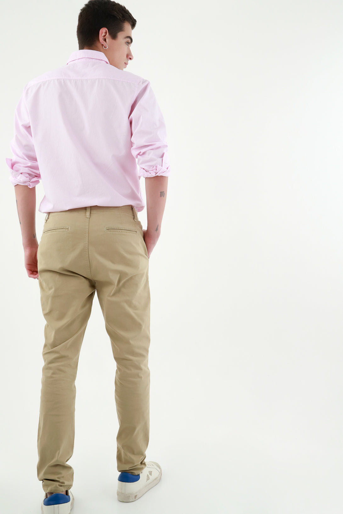 Pantalón café tipo chino para hombre