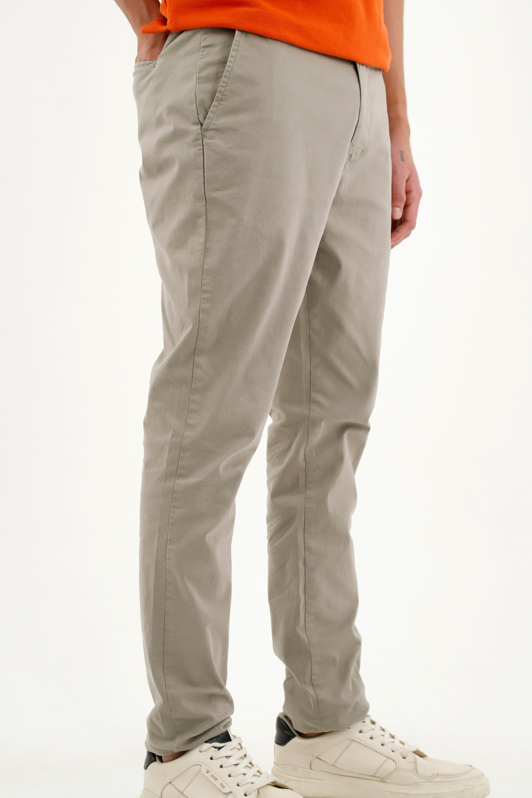 Pantalón tipo chino gris para hombre