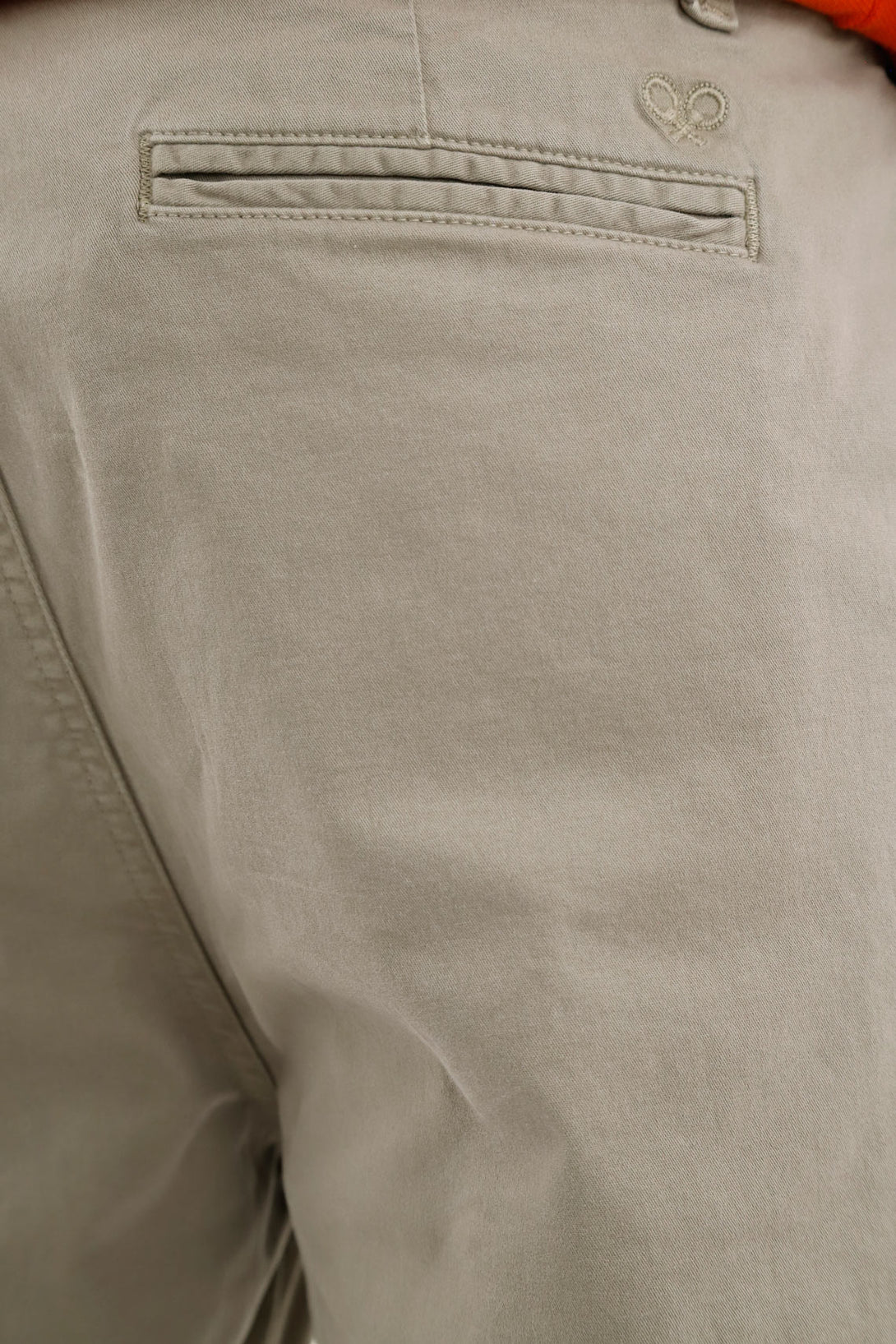 Pantalón tipo chino gris para hombre