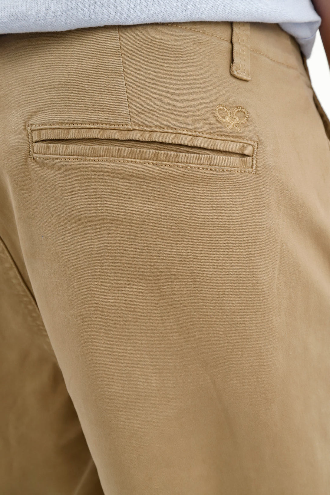 Pantalón tipo chino crudo para hombre