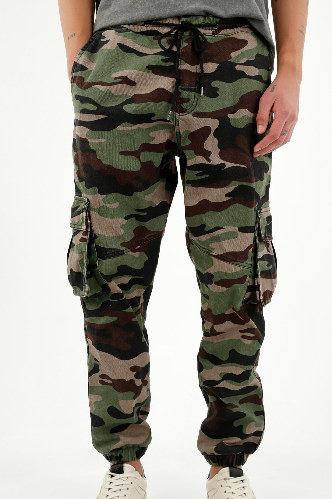 Pantalón estampado camuflado para hombre