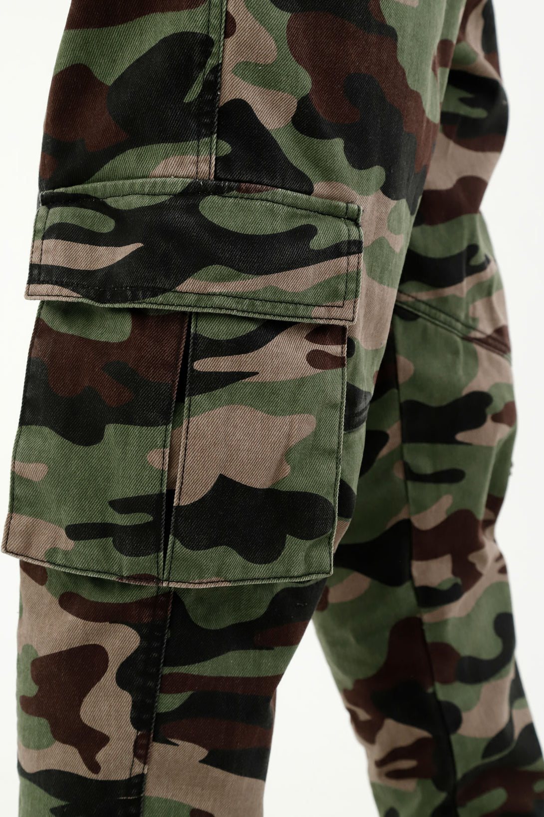 Pantalón estampado camuflado para hombre