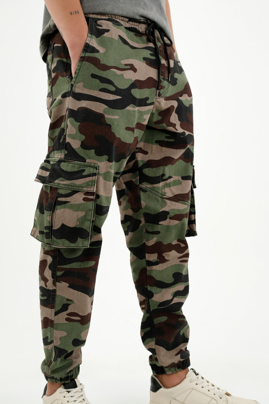 Pantalón estampado camuflado para hombre